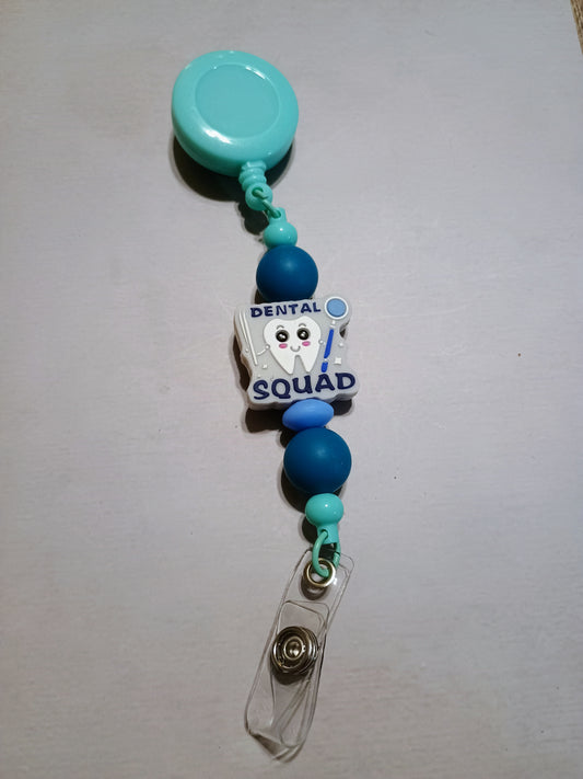 Retractable name badge clip